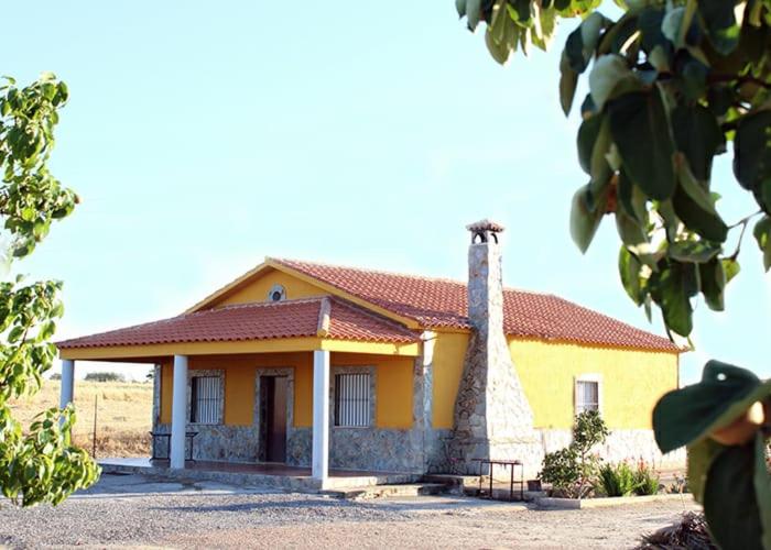 ein kleines gelbes Haus mit rotem Dach in der Unterkunft Vivienda Turistica Rural Casa Santa Clara in Hinojosa del Duque