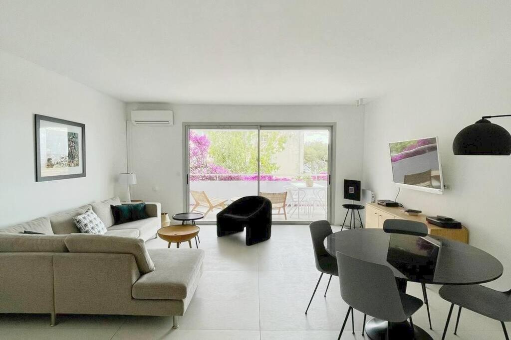 a living room with a couch and a table at LA MAUVIERE - 75m2 - 4pers - Parking - Wifi in Cassis