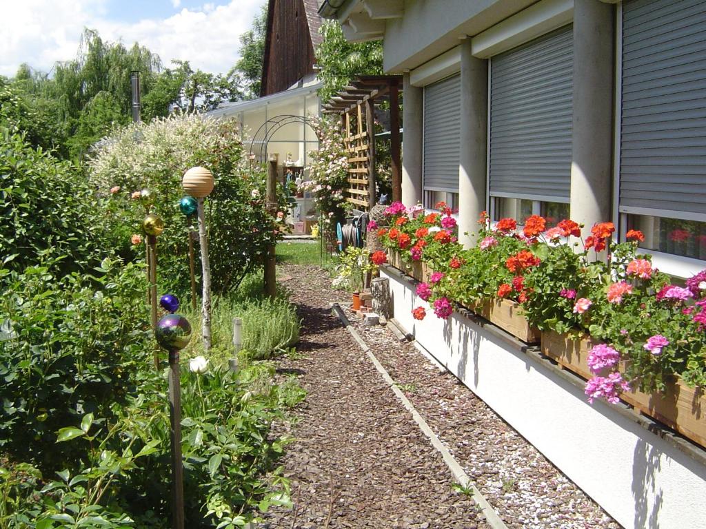 a garden with flowers on the side of a house at Ferienwohnung Murtal in Sankt Lorenzen bei Knittelfeld