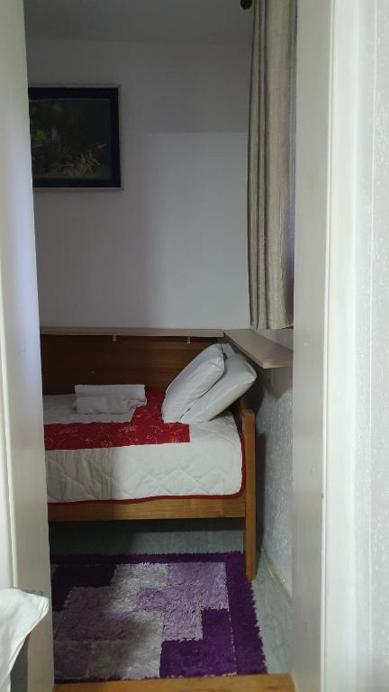 Postel nebo postele na pokoji v ubytování Apartmani Odmor i Mir