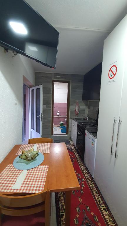 Kuchyň nebo kuchyňský kout v ubytování Apartmani Odmor i Mir