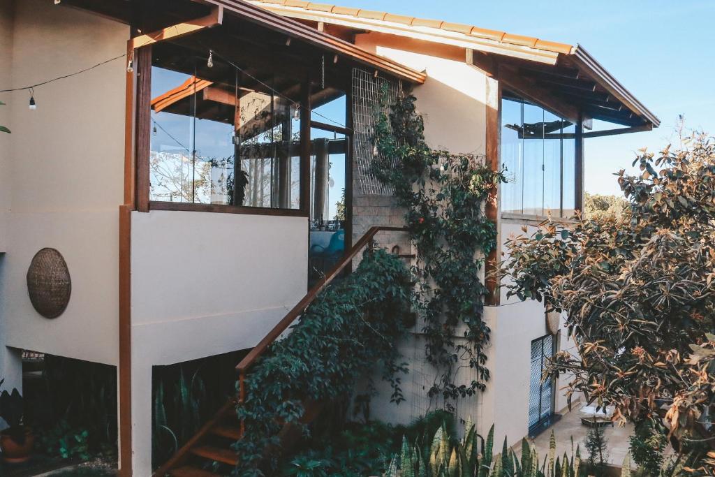 Una casa con plantas a un lado. en Pariká Pousada, en Alto Paraíso de Goiás