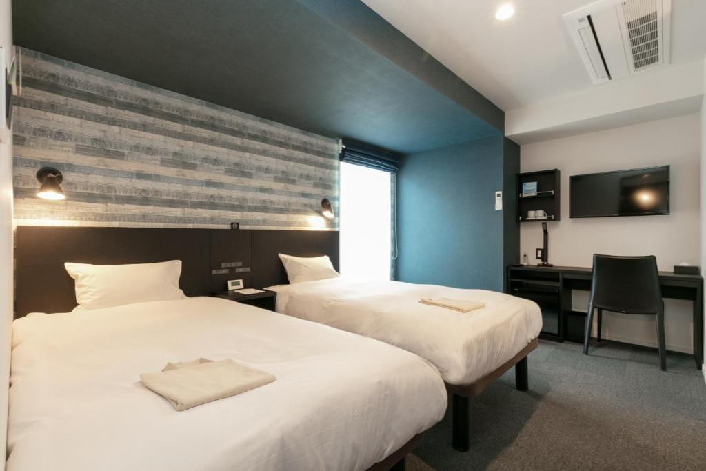 a hotel room with two beds and a desk at HOTEL TABARD TOKYO - Vacation STAY 64544v in Tokyo