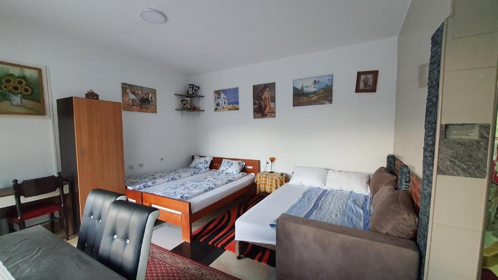 Postel nebo postele na pokoji v ubytování Apartmani Odmor i Mir