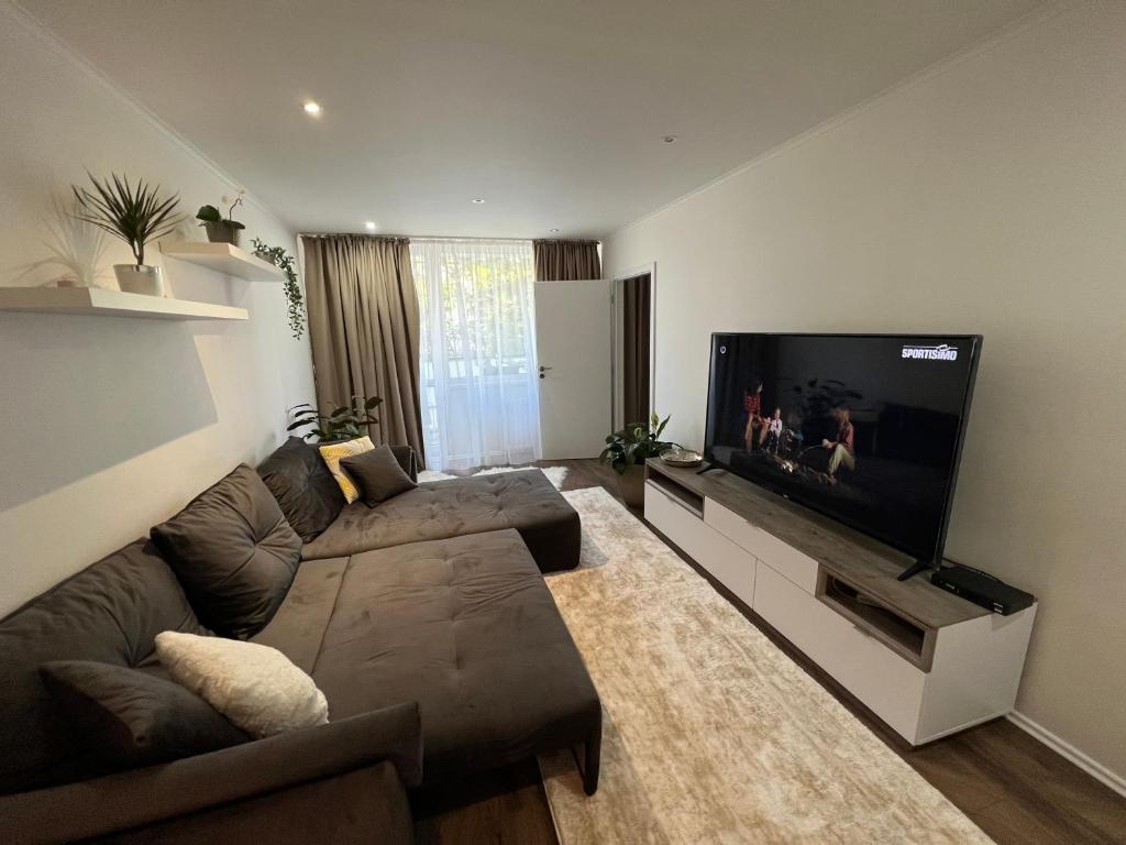 sala de estar con sofá y TV de pantalla plana en Apartman-Florianska en Košice