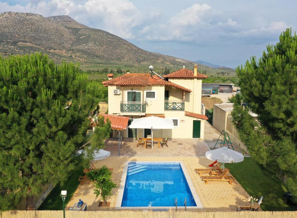 Bazén v ubytování Family cosy Vila, swimming pool, close to Nauplio nebo v jeho okolí