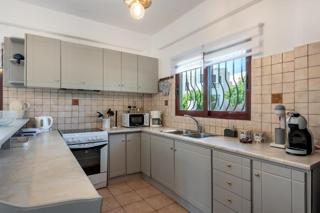 Kuchnia lub aneks kuchenny w obiekcie ApteraMare Tradidtional house 'New listing'