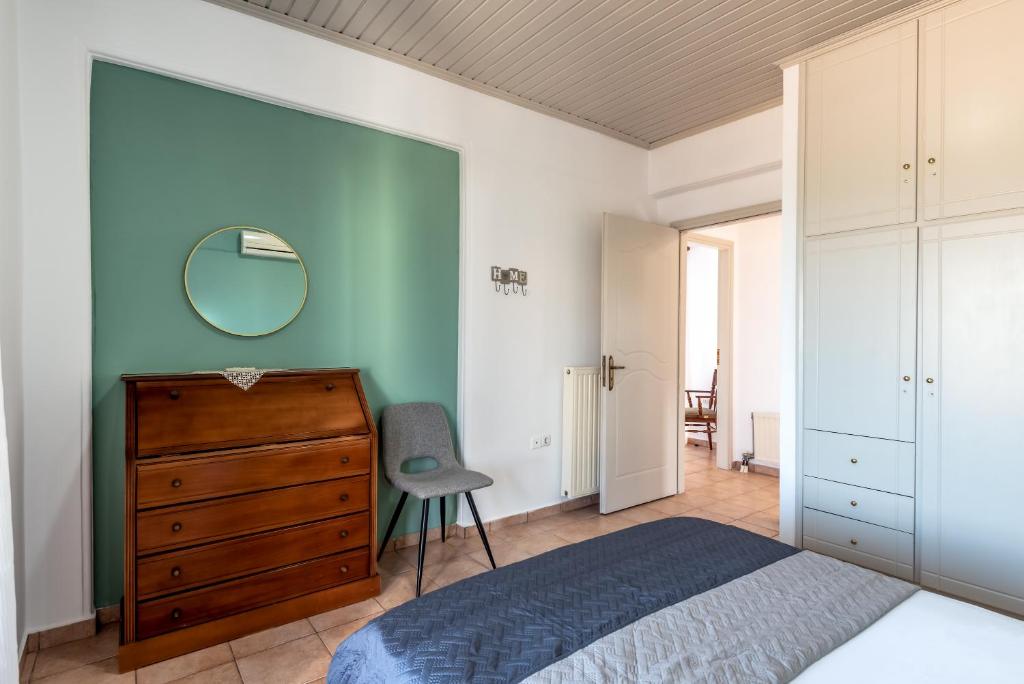 Łóżko lub łóżka w pokoju w obiekcie ApteraMare Tradidtional house 'New listing'