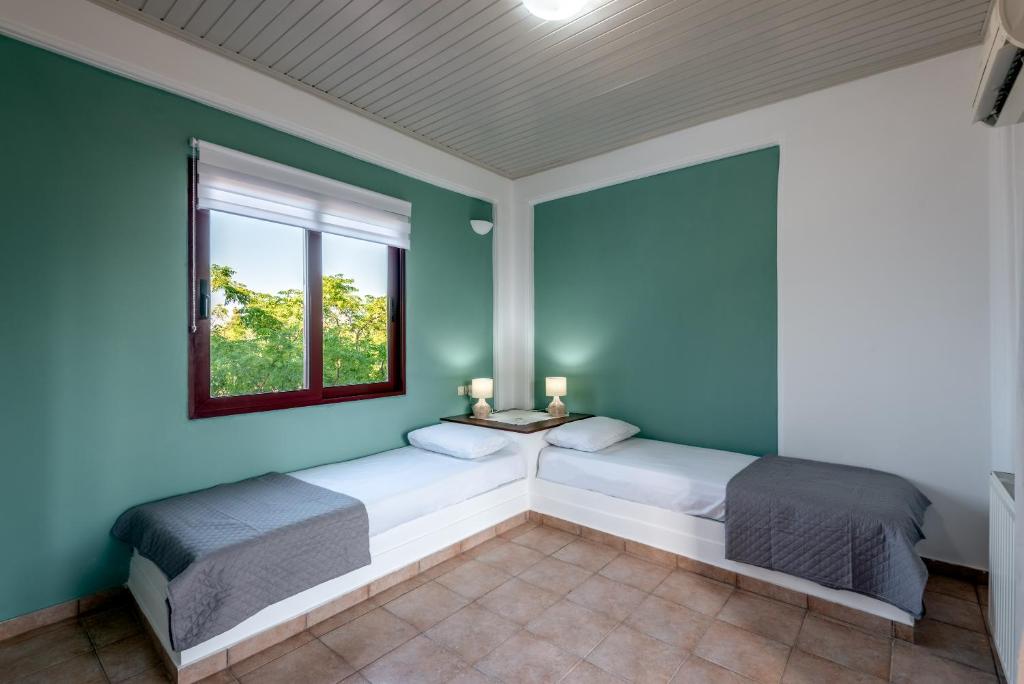 Łóżko lub łóżka w pokoju w obiekcie ApteraMare Tradidtional house 'New listing'