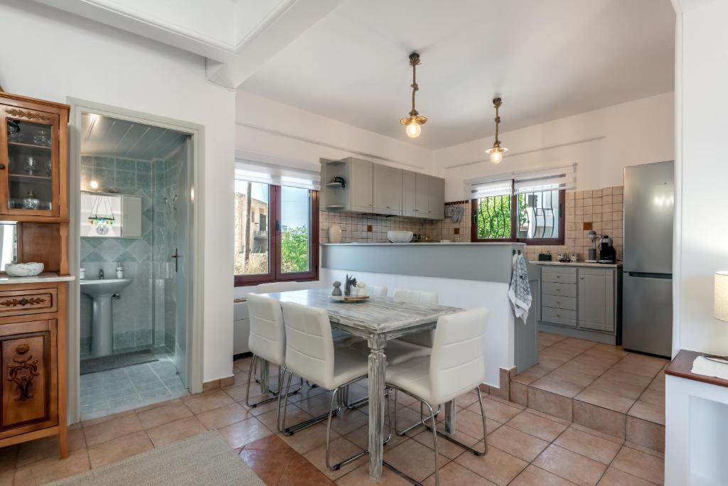 Kuchnia lub aneks kuchenny w obiekcie ApteraMare Tradidtional house 'New listing'