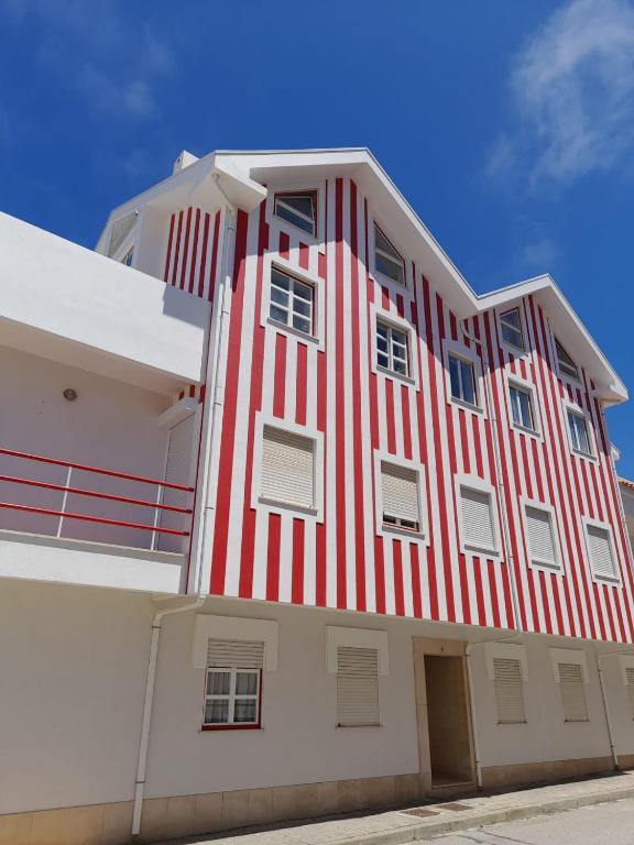 ein Gebäude mit roten und weißen Streifen darauf in der Unterkunft Cozi Nova - Costa Nova Beach in Gafanha da Encarnação