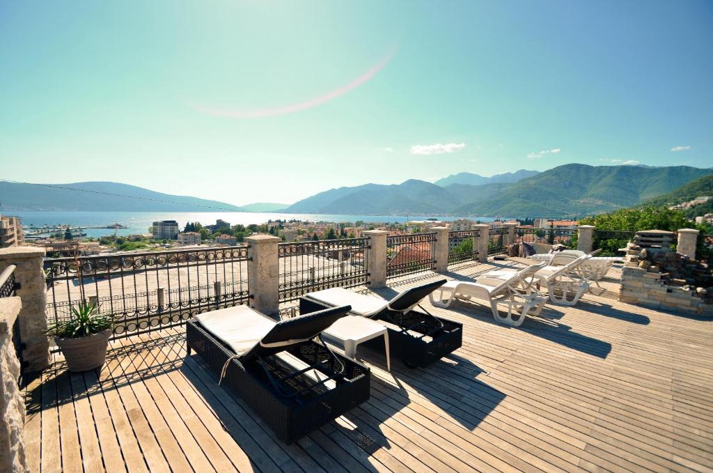 una terraza con sillas y vistas al agua en Apartments Rajsko Mjesto en Tivat