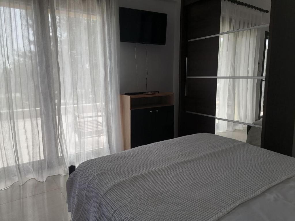 מיטה או מיטות בחדר ב-EPavli Xenia Pefkochori-Paliouri 30m