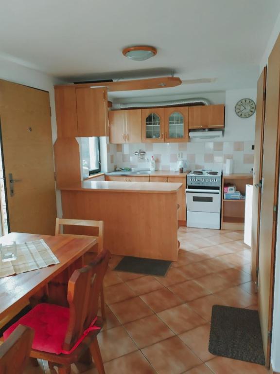 Kuchyň nebo kuchyňský kout v ubytování Prázdninový domek v Českém ráji