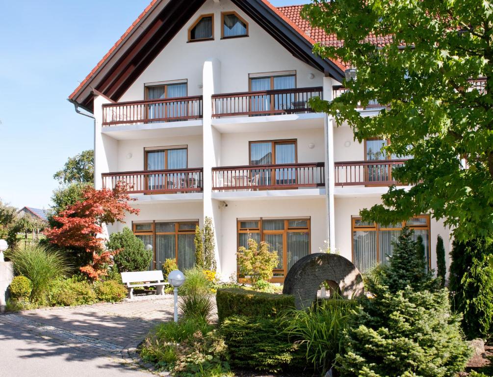 een groot wit gebouw met ramen en balkons bij Hotel Waldhorn in Friedrichshafen