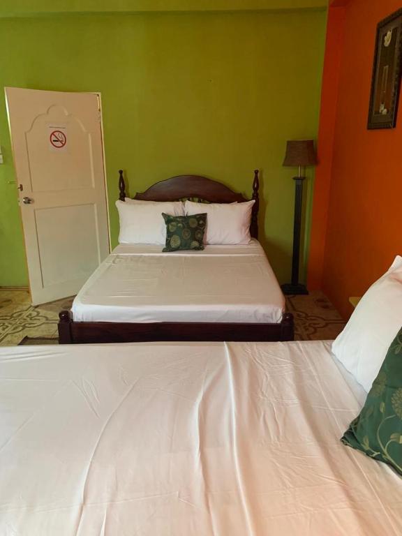 Postel nebo postele na pokoji v ubytování North Bay Inn