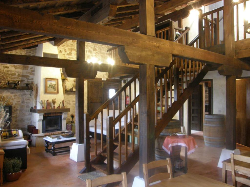 Habitación grande con escaleras de madera en un edificio en Posada del Dulce Sueño, en Mojares