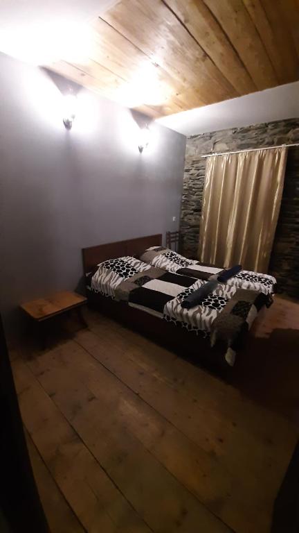 Postel nebo postele na pokoji v ubytování Guesthouse SVANURI SAKHLI