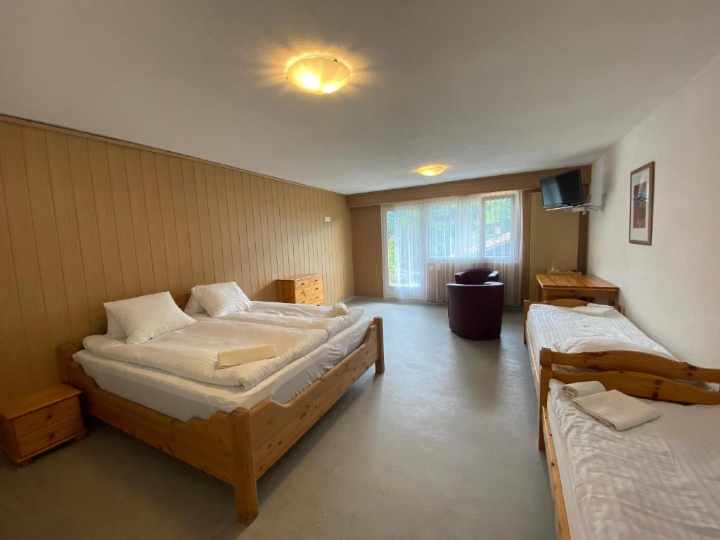 سرير أو أسرّة في غرفة في SKY Rooms, Mountainous View
