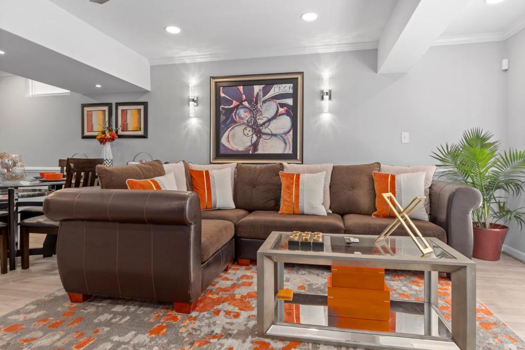 sala de estar con sofá y mesa en Private 2BR Luxe Suite Natl Harbor DC MD VA en Waldorf