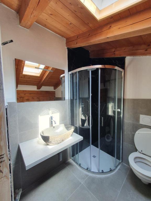 Koupelna v ubytování Eco Chalet Nonno Silvano