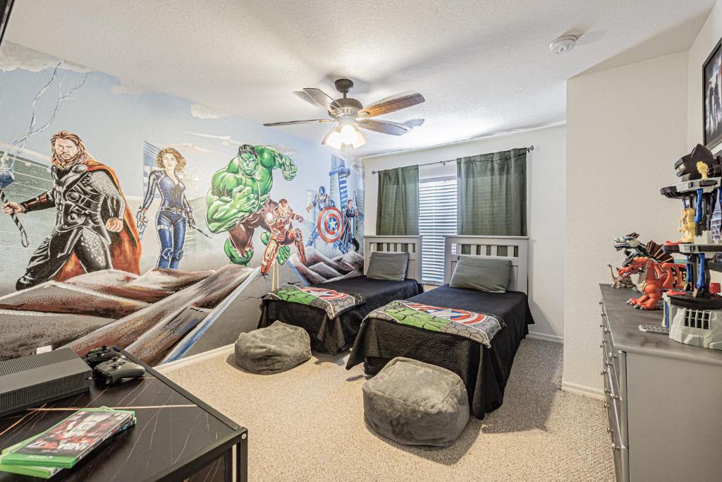 una camera da letto con un murale di supereroi di Imperial Vacation Rental a Kissimmee