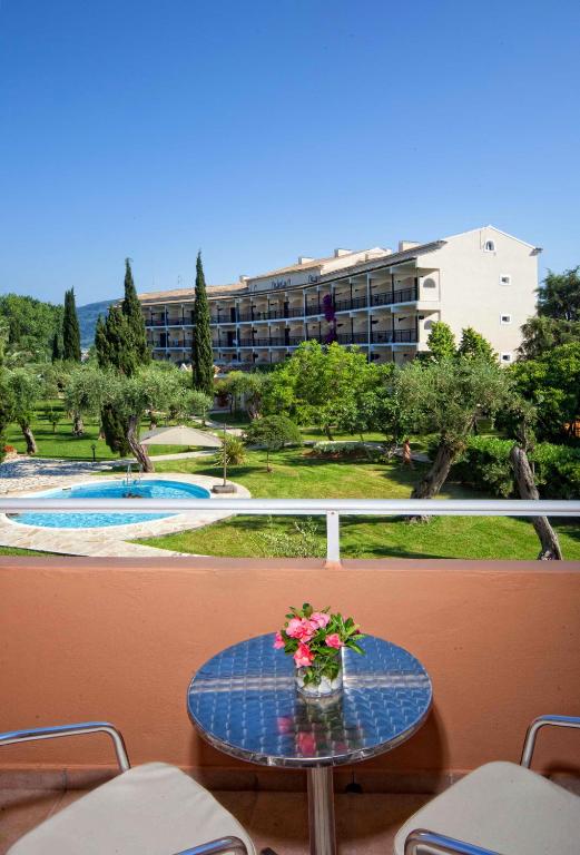 Bazén v ubytování Delfinia Hotel nebo v jeho okolí