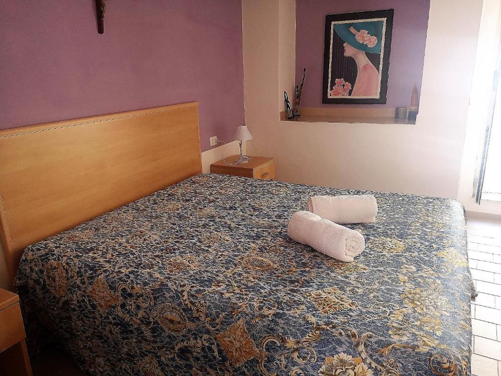 1 dormitorio con 1 cama con 2 toallas en Villa Donà Appartamento:Defensola, en Vieste