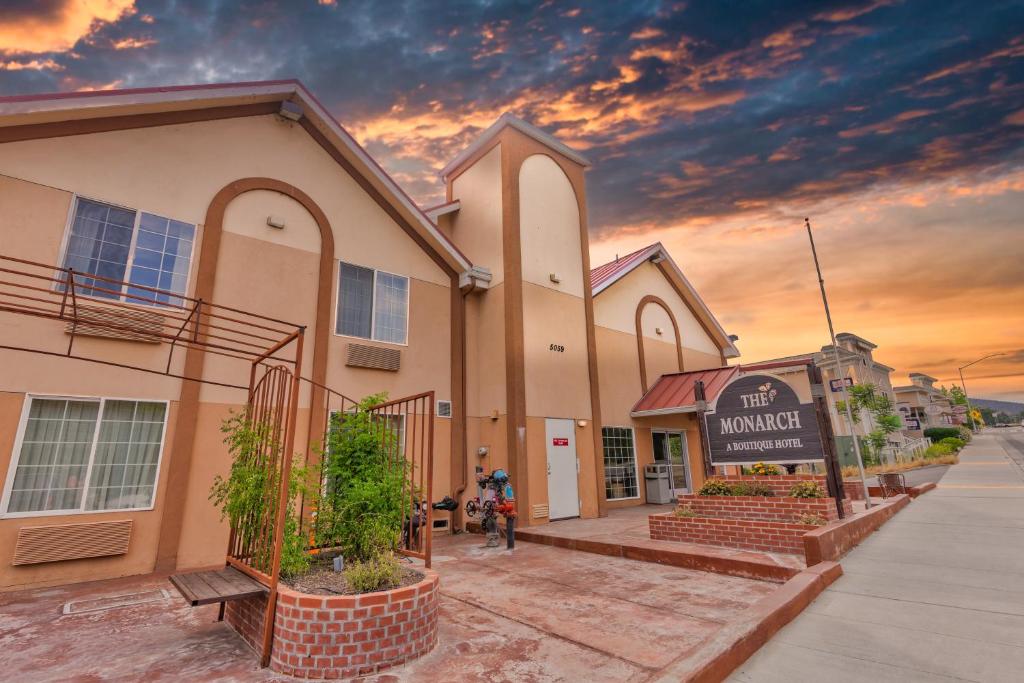 eine Kirche auf einer Straße mit Sonnenuntergang in der Unterkunft The Monarch Inn in Mariposa