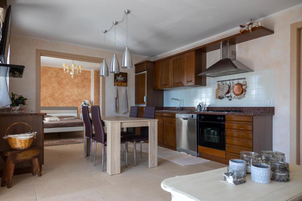 una cocina con mesa, sillas, mesa y mesa en Cà da Cesare, en Somendenna