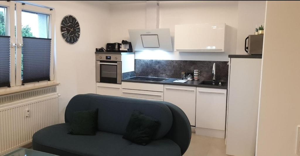 cocina con silla azul en una habitación en Apartment mit schöner, moderner Einrichtung, en Colonia