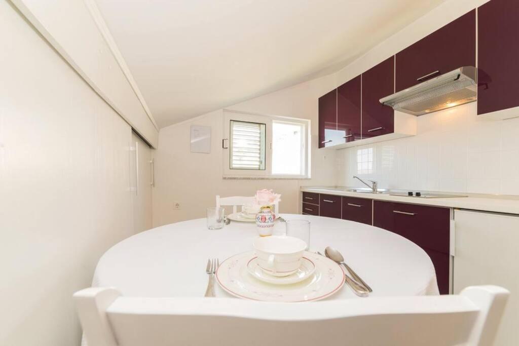 A kitchen or kitchenette at Apartman Maura