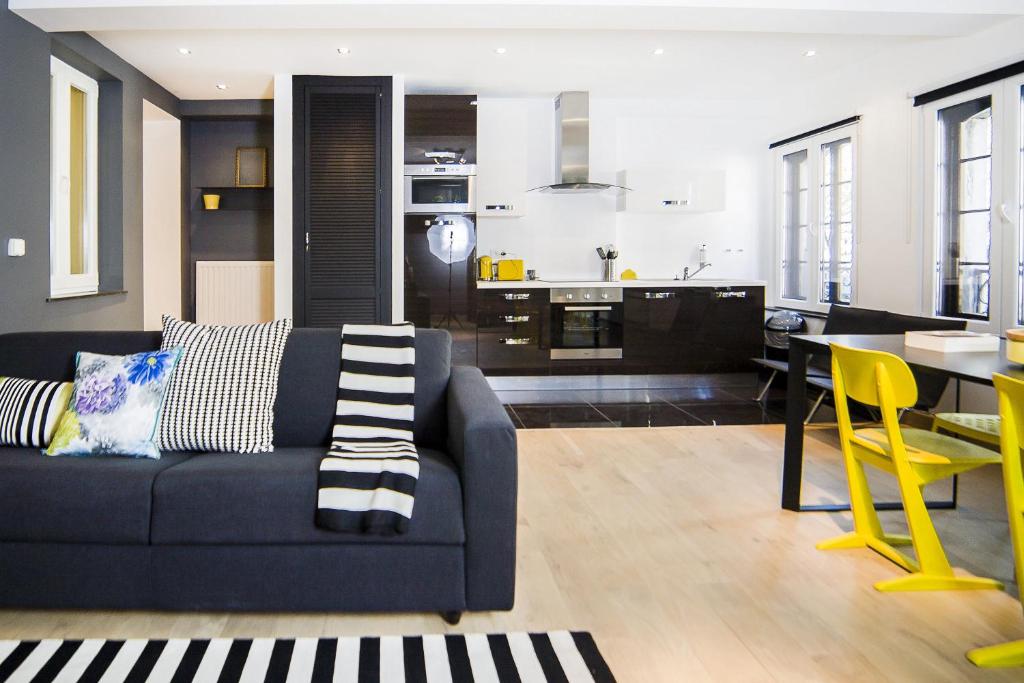 a living room with a couch and a dining room at Smartflats City - Perron in Liège