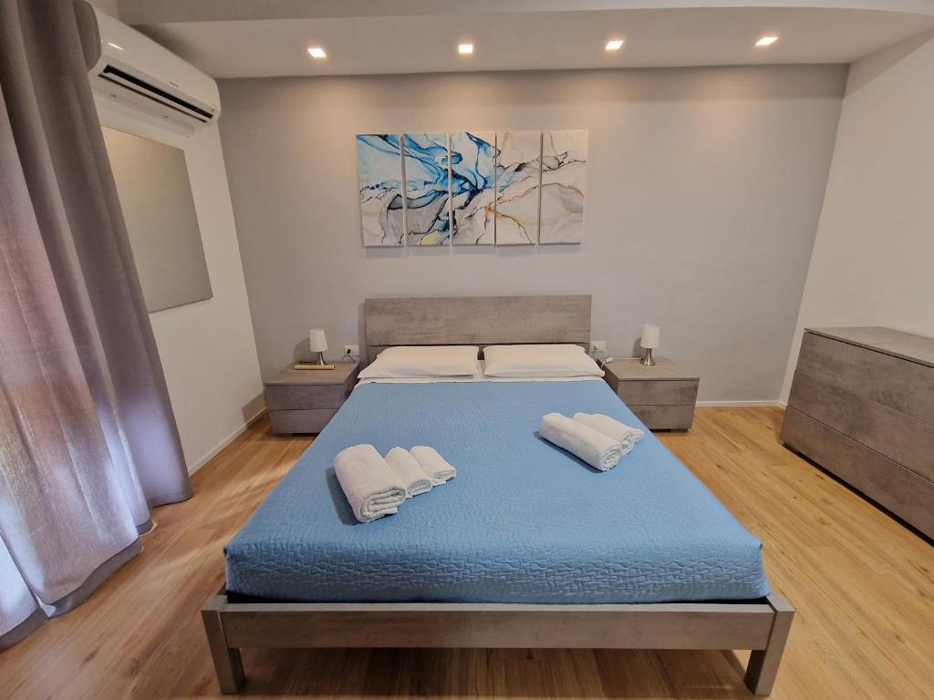 una camera da letto con un letto con due asciugamani sopra di The Shell Guest House ad Alghero