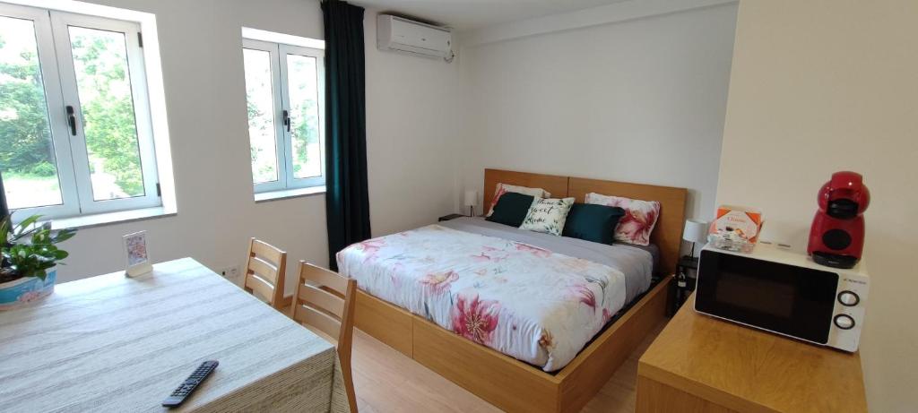 - une petite chambre avec un lit et une télévision dans l'établissement Get Cozy, à Porto