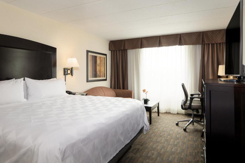 Holiday Inn and Suites Charleston West by IHG photo