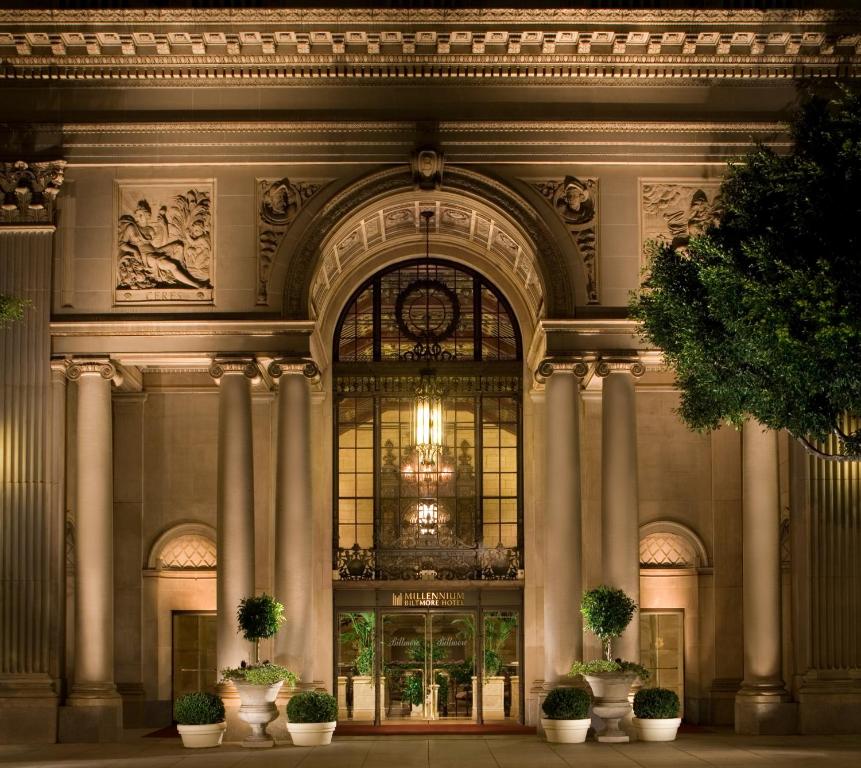 een groot gebouw met zuilen en een kroonluchter bij The Biltmore Los Angeles in Los Angeles