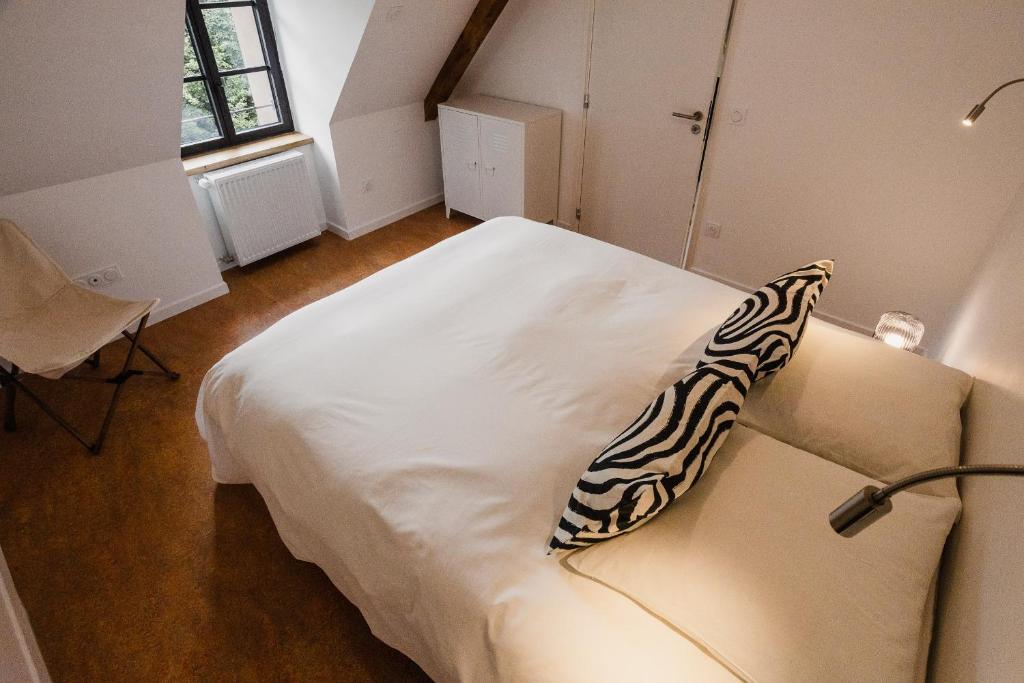 Letto o letti in una camera di Logis hôtel restaurant l'Argence
