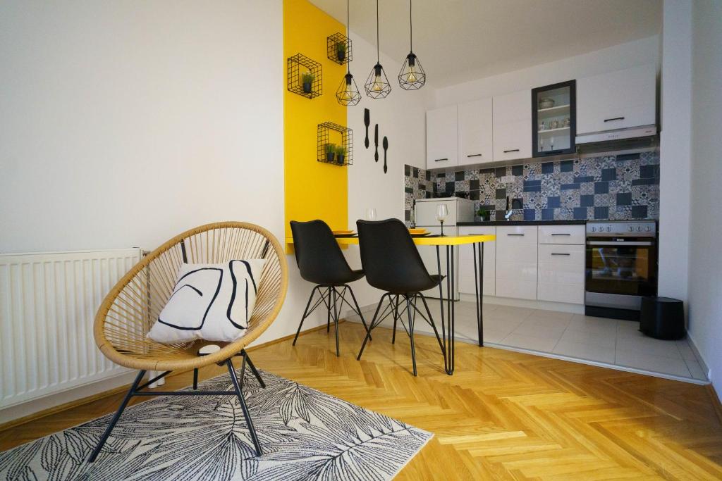 uma cozinha com cadeiras e uma mesa num quarto em Sunny place em Novi Sad