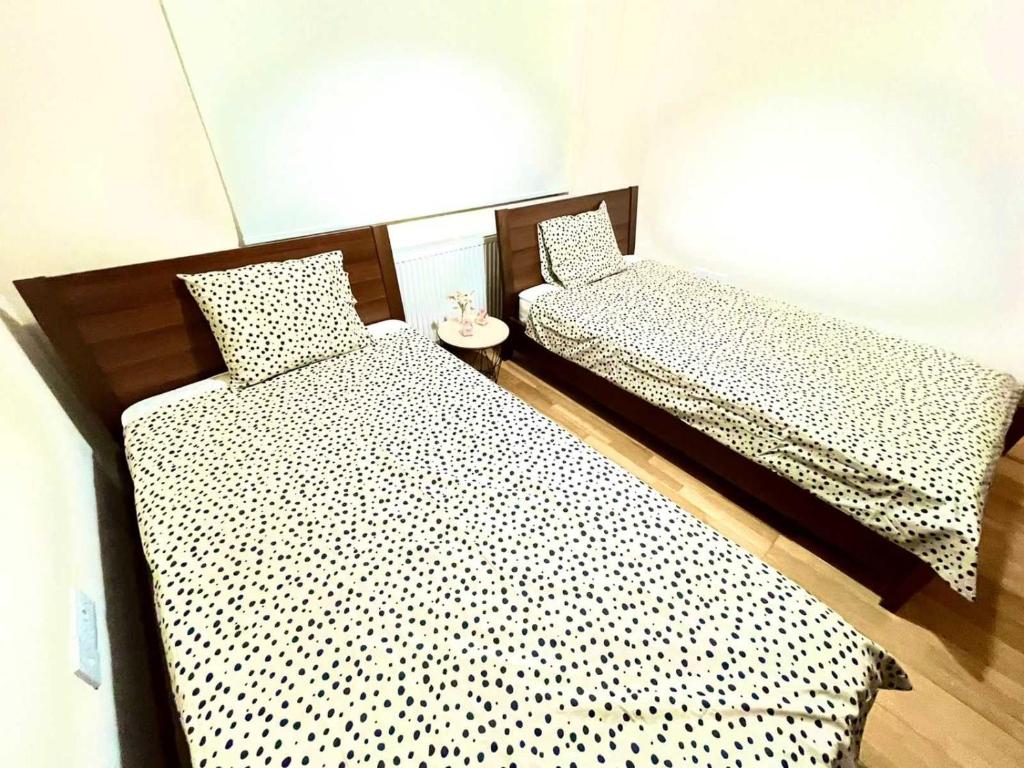 Postel nebo postele na pokoji v ubytování Irinas country home!