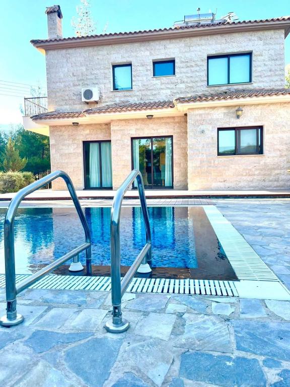 Bazén v ubytování Irinas country home! nebo v jeho okolí