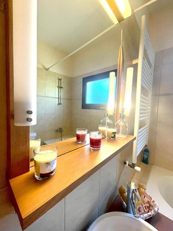 TV a/nebo společenská místnost v ubytování Irinas country home!
