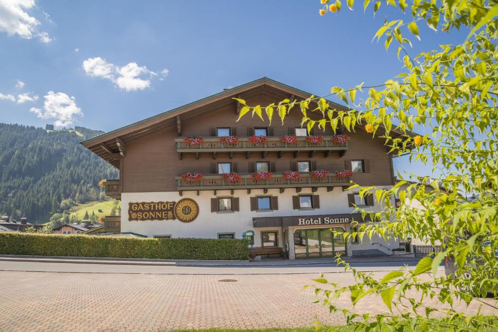 un hotel en los Alpes austriacos con un edificio en Hotel Sonne, en Wagrain