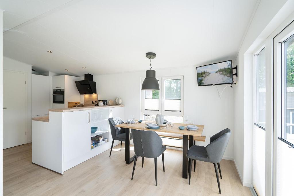 Kuchyň nebo kuchyňský kout v ubytování Ferienhaus "TO HUUS" mit kostenfreier Saunanutzung