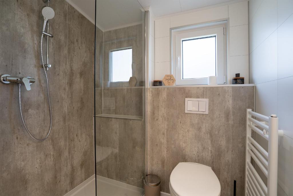 Koupelna v ubytování Ferienhaus "TO HUUS" mit kostenfreier Saunanutzung