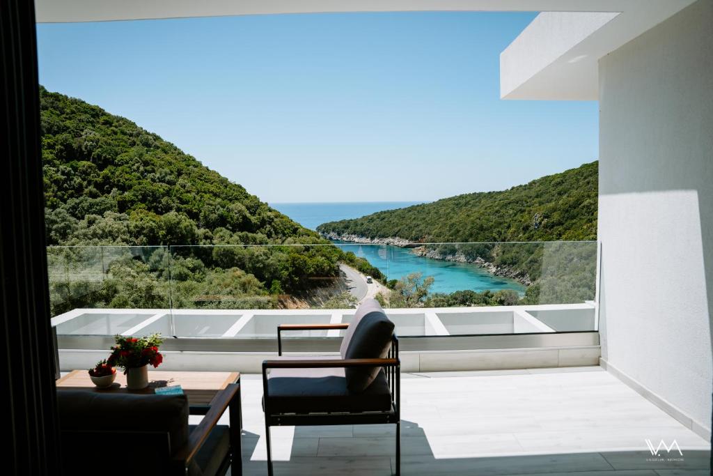 d'une vue sur l'eau depuis le balcon de la maison. dans l'établissement Myrtia luxury Suites, à Perdika