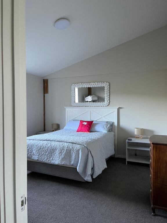 Postel nebo postele na pokoji v ubytování Kahu Farm Apartment