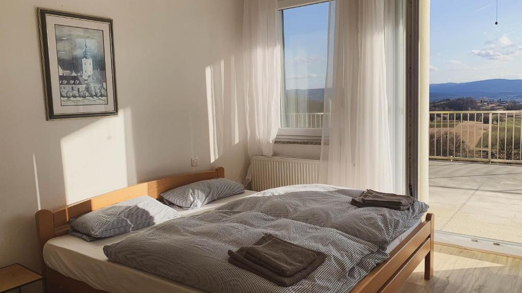 Postel nebo postele na pokoji v ubytování Yellow House Grabrovec