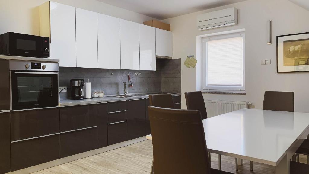 Kuchyň nebo kuchyňský kout v ubytování Yellow House Grabrovec