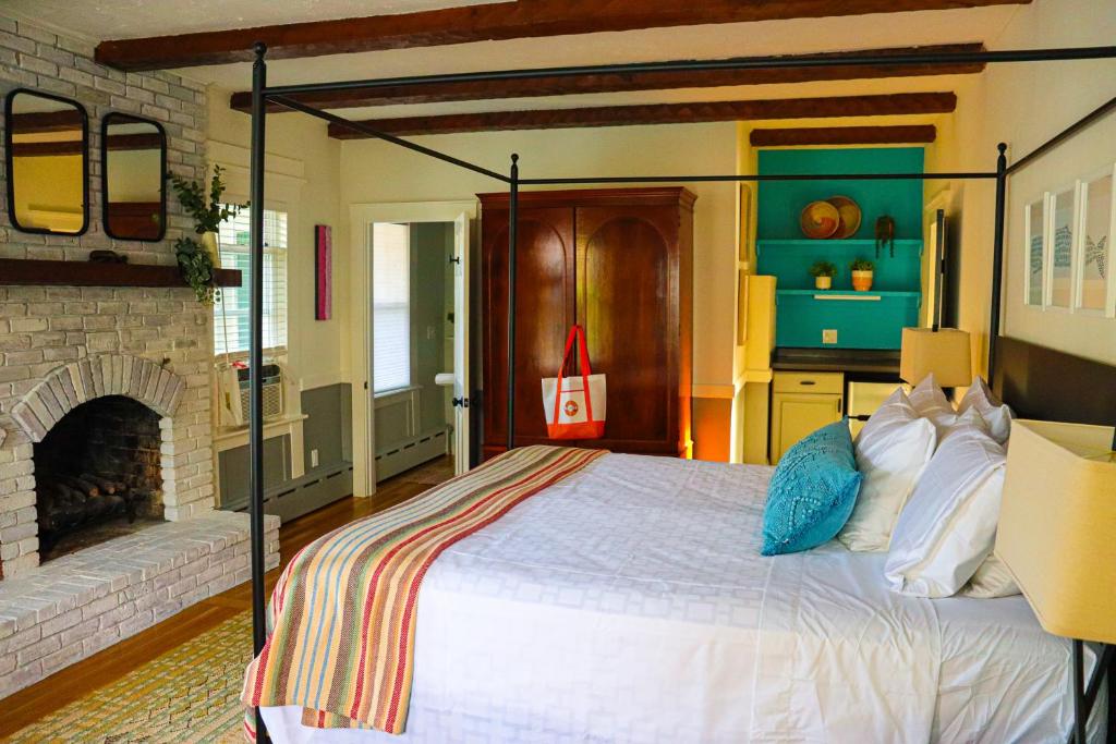 Llit o llits en una habitació de Mercury Hotel Provincetown